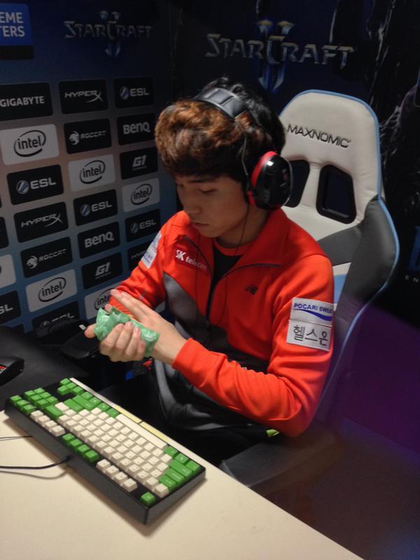 阿卡丽来了！ knight 阿卡丽在团战中无情地收割了 Bilibili Gaming 并击败了 EDward Gaming 赢得了三场连续的比赛 ON 第一天